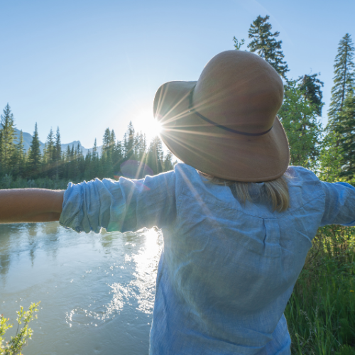 Persoon bij meer in de natuur - natuurlijke detox en vrijheid