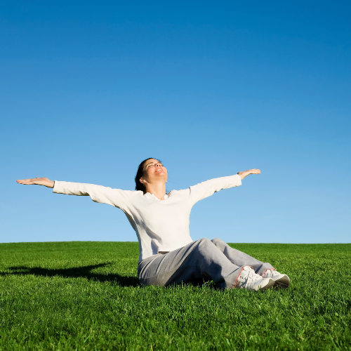 Persoon die vrijheid en welzijn ervaart in de natuur